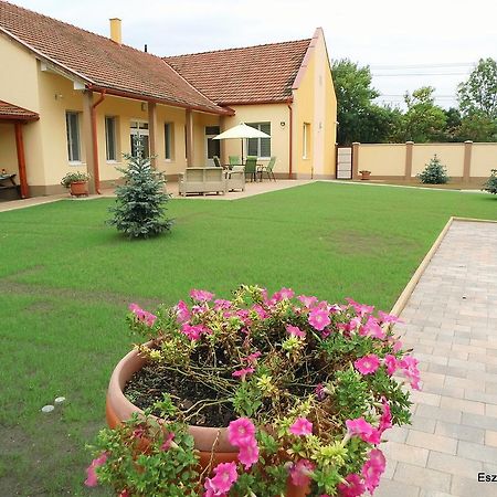 Eszter Apartman Bekescsaba Luaran gambar